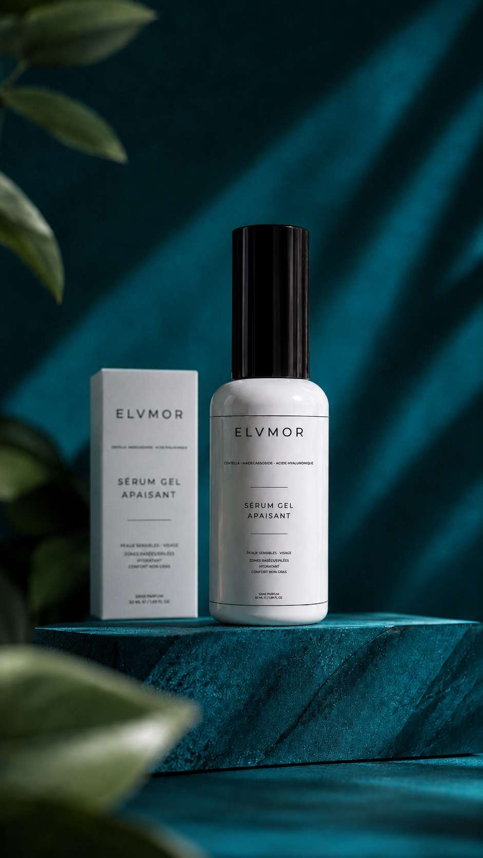 Sérum Gel Apaisant ELVMOR avec sa boîte dans une mise en scène skincare bleu pétrole